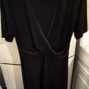 Lilian Black Short Sleeve Dress. 90% Polyester/Poliester
10% Spandex/